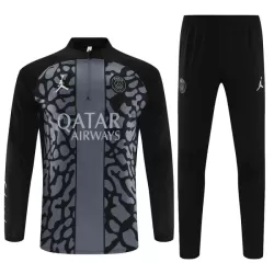 Conjunto de Moletom de Treino Paris Saint-Germain Criança Quarto-Zíper 2023/24 Preta Conjunto de Moletom de Treino Paris Saint-Germain Criança Quarto-Zíper 2023/24 Preta
