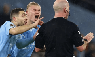 Árbitros da Premier League mais uma vez causam grande polêmica Árbitros da Premier League mais uma vez causam grande polêmica