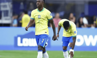 O Brasil perdeu inesperadamente para o Paraguai 0-1 O Brasil perdeu inesperadamente para o Paraguai 0-1