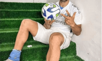 Suarez marcou três gols aos 19 minutos para ajudar o time a reverter a vitória Suarez marcou três gols aos 19 minutos para ajudar o time a reverter a vitória