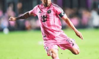 Messi atinge a marca das 400 assistências e deixa uma camisola preciosa para a sua família