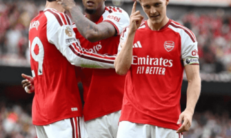 Arsenal vence Chelsea por 2-1 e reacende campanha na defesa do título